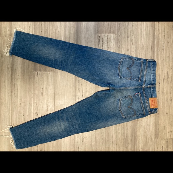 Levi’s White Oak Cone Denim Wedgie Jeans with Raw Hem - Picture 8 of 8